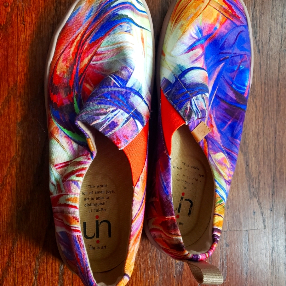 UIN Rainbow Canvas Lightweight Travel Shoes Sz 9 US